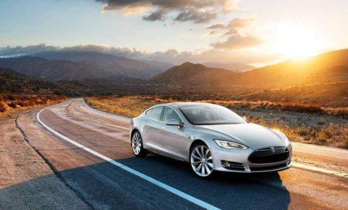 特斯拉監(jiān)控車里的一切是真的嗎？特斯拉車內(nèi)攝像頭在哪里？